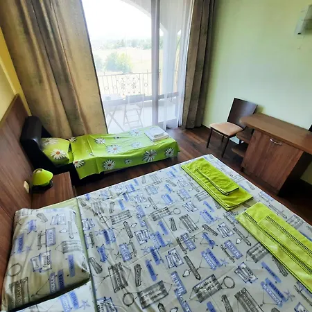 Family Delfa Oda ve Kahvaltı